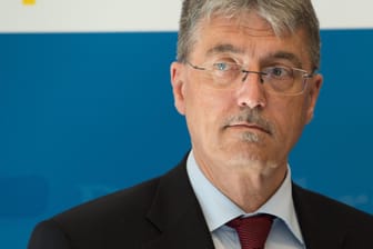 Gerhard Conrad auf einer Pressekonferenz: Der Vermittler wird künftig als Gastdozent in Berlin aktiv sein.