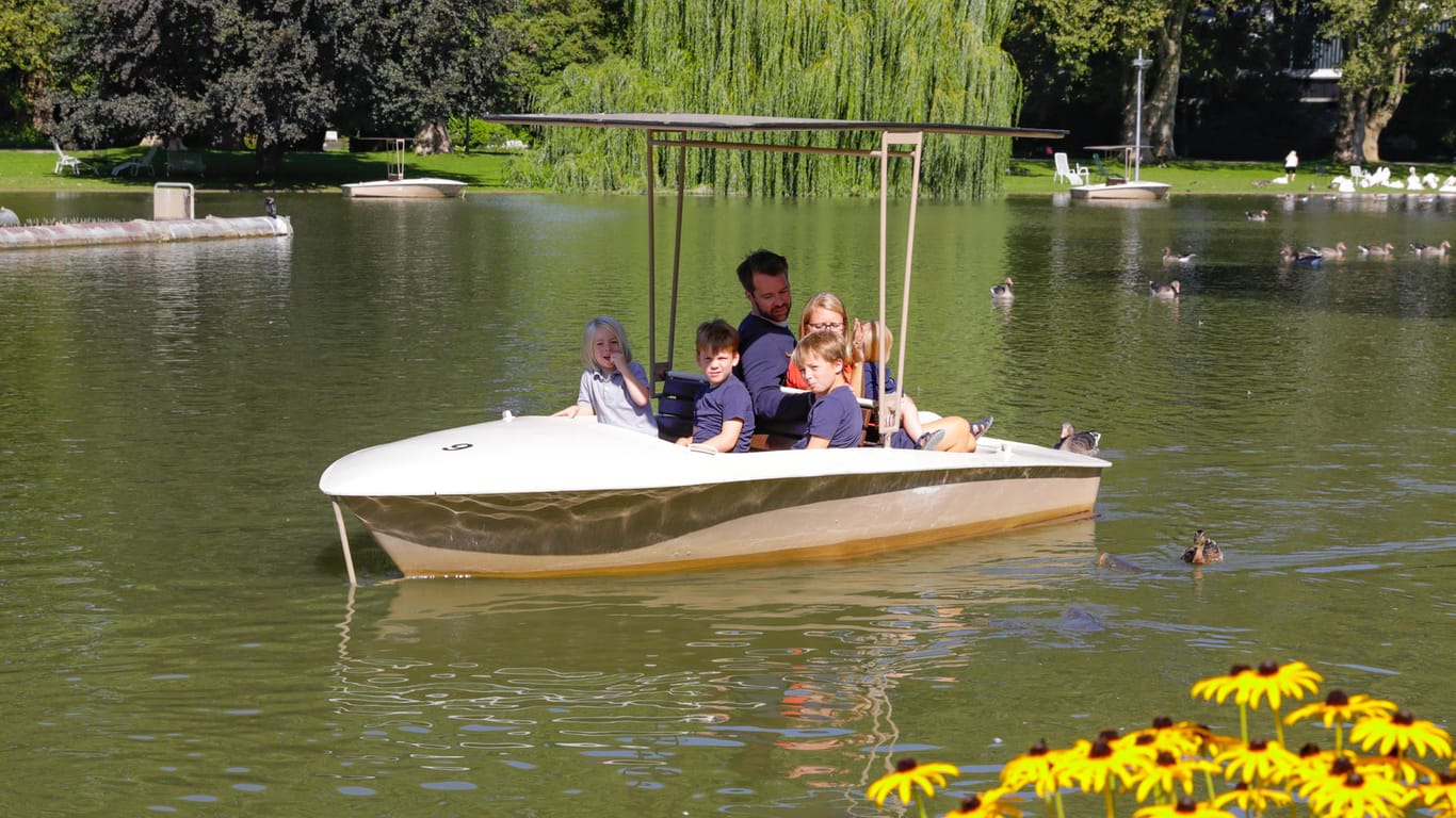 Eine Familie fährt in der Gondoletta: Die kleinen Boote bieten erstaunlich viel Platz.