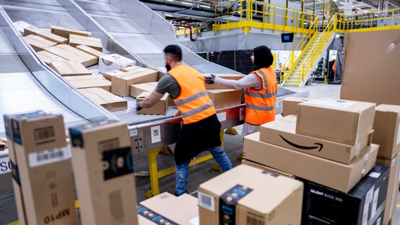Mitarbeiter des Paketversenders Amazon sortieren Pakete im Sortierzentrum in Garbsen.