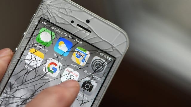 Ein gesplitterter, defekter Touchscreen eines iPhones. Ein gesplitterter, defekter Touchscreen eines iPhones.