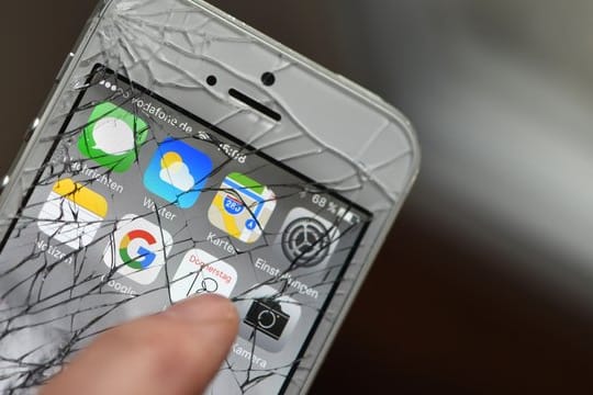 Ein gesplitterter, defekter Touchscreen eines iPhones.