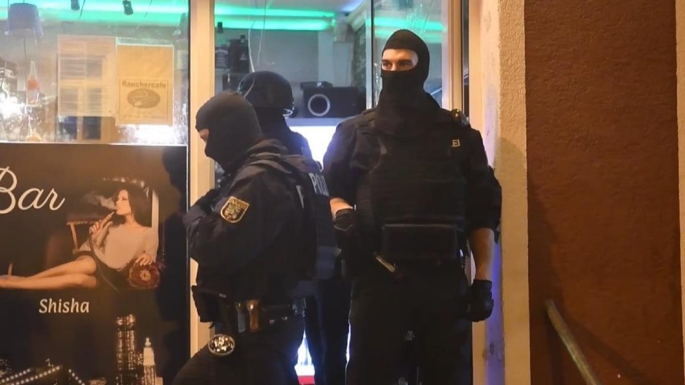 Großes Aufgebot: Polizei, Zoll und Ordnungsamt haben in Magdeburg eine Razzia in Shisha-Bars durchgeführt.