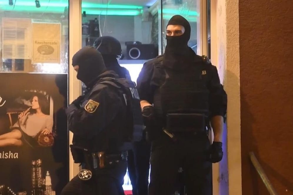 Großes Aufgebot: Polizei, Zoll und Ordnungsamt haben in Magdeburg eine Razzia in Shisha-Bars durchgeführt.