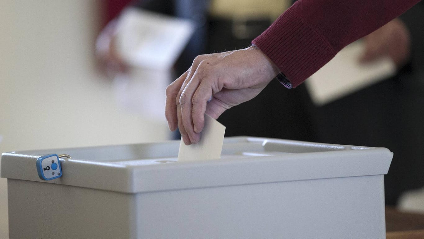 Ein Wähler steckt seinen Stimmzettel in eine Wahlurne: Pass oder Personalausweises reichen für die Stimmabage. (Symbolfoto)