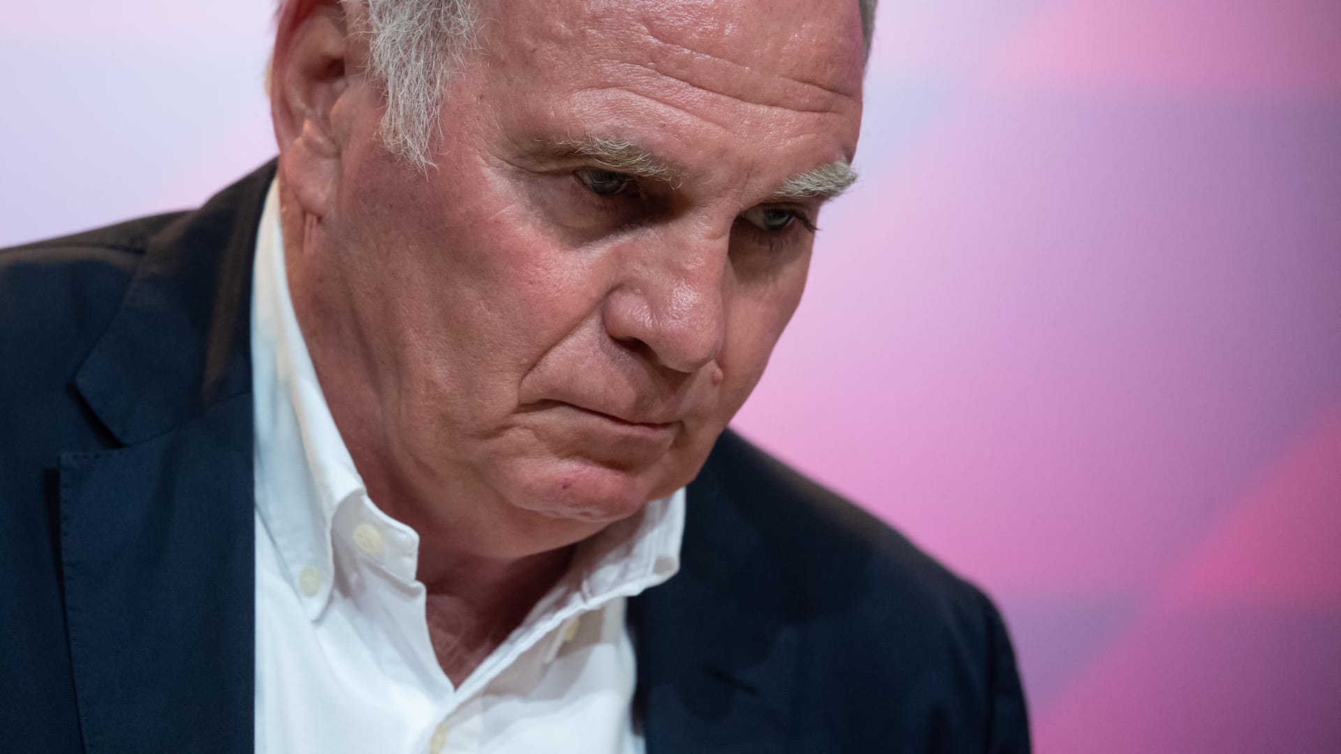 Uli Hoeneß, Präsident des FC Bayern München: Ich wollte von niemandem auf der Welt aufgefordert werden, unten rechts meine Demission zu unterschreiben."