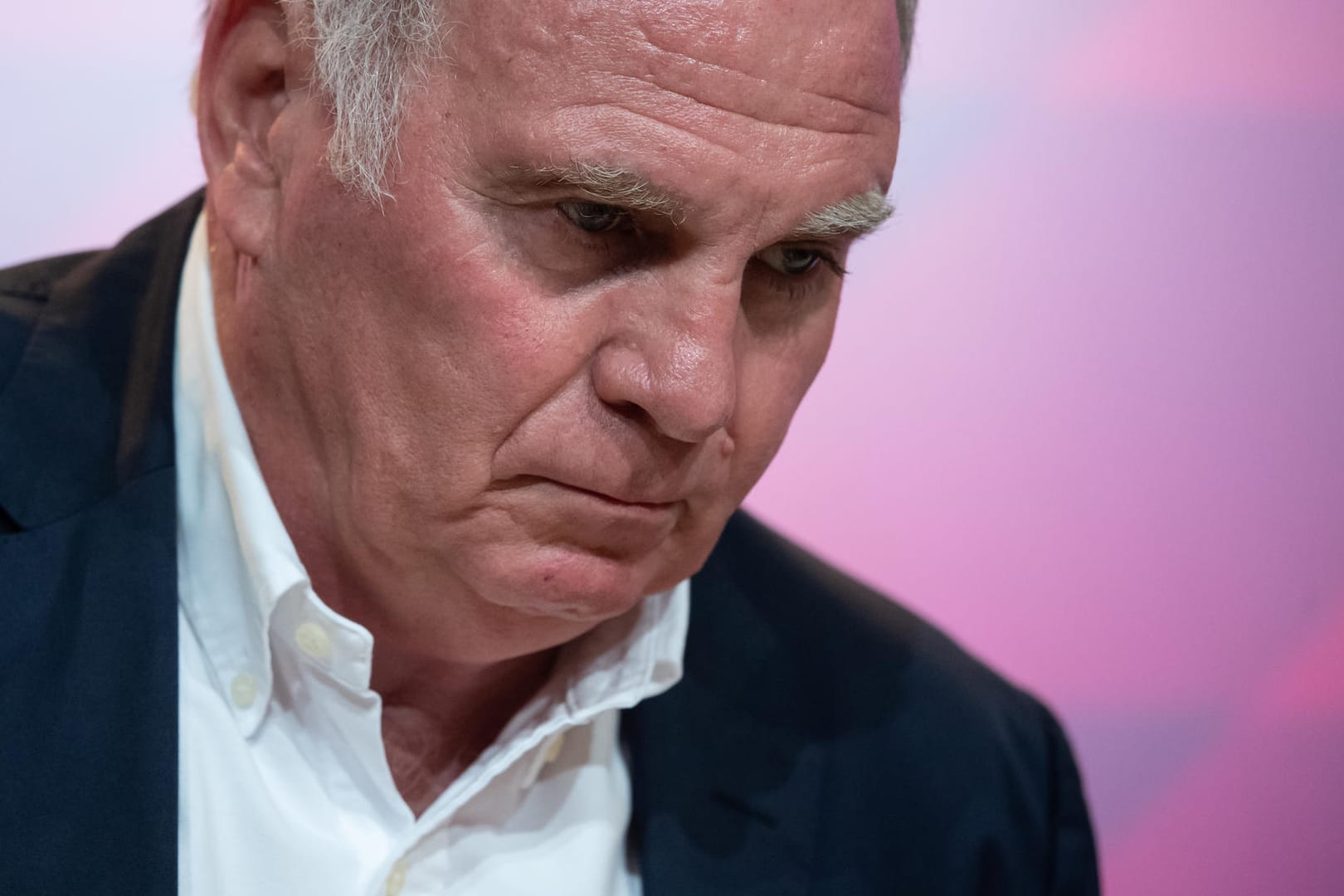 Uli Hoeneß, Präsident des FC Bayern München: Ich wollte von niemandem auf der Welt aufgefordert werden, unten rechts meine Demission zu unterschreiben."