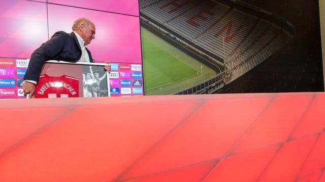 Uli Hoeneß wird sich nach vier Jahrzehnten aus der Führungsspitze des FC Bayern München zurückziehen. Uli Hoeneß wird sich nach vier Jahrzehnten aus der Führungsspitze des FC Bayern München zurückziehen.