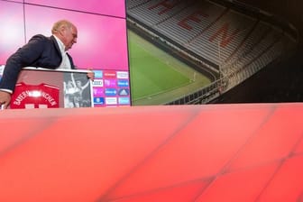 Uli Hoeneß wird sich nach vier Jahrzehnten aus der Führungsspitze des FC Bayern München zurückziehen.