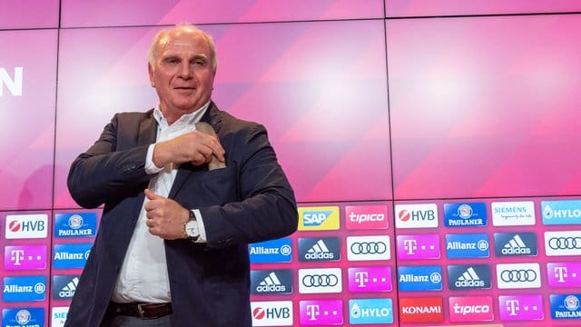 Uli Hoeneß bei der Pressekonferenz in München.