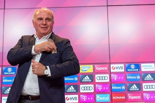 Uli Hoeneß bei der Pressekonferenz in München.
