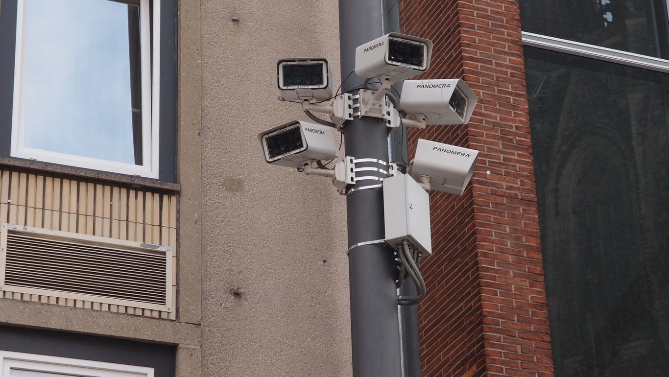 Fünf Überwachungskameras an einem Mast: Auf dem Vorplatz des Kölner Hauptbahnhofs entdeckt man viele Videokameras.
