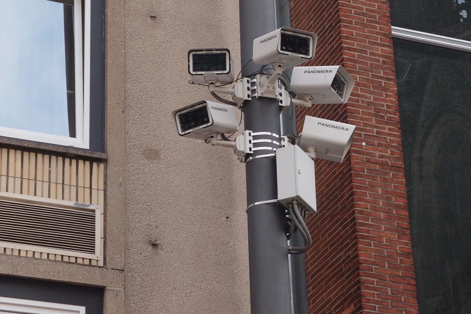 Fünf Überwachungskameras an einem Mast: Auf dem Vorplatz des Kölner Hauptbahnhofs entdeckt man viele Videokameras.