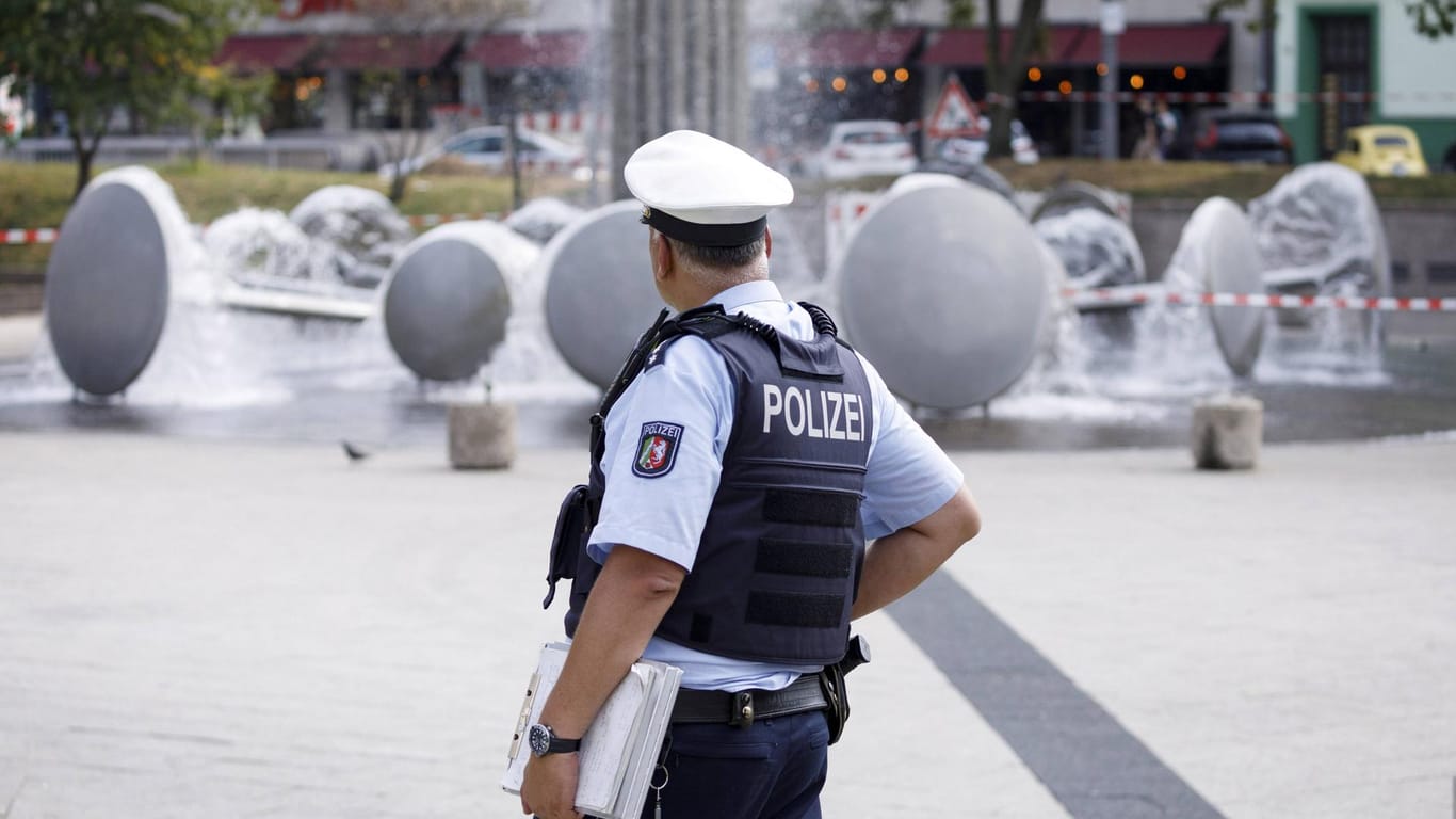 Ein Polizist am Ebertplatz in Köln: Immer wieder werden hier Drogendealer festgenommen.