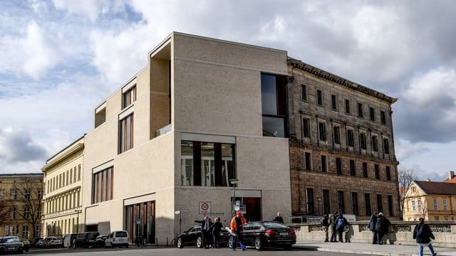 Im Haus Bastian können Besucher ihre Beobachtungen und Fragen zu den Sammlungen in kreativer Form nacharbeiten. Im Haus Bastian können Besucher ihre Beobachtungen und Fragen zu den Sammlungen in kreativer Form nacharbeiten.