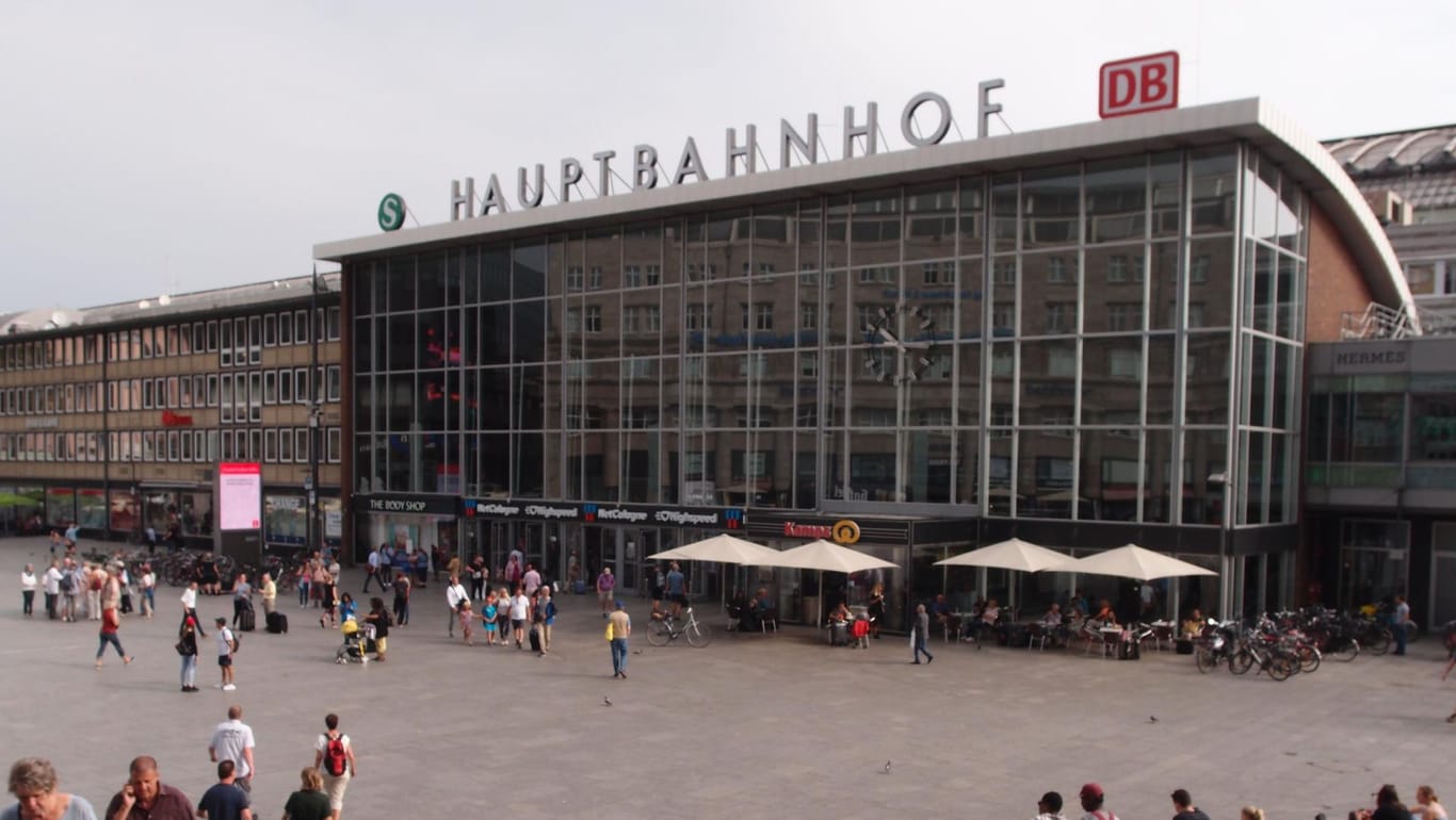 Menschen auf dem Vorplatz des Kölner Hauptbahnhofs: Rund um die Uhr wird dieser Ort mit Kameras überwacht.