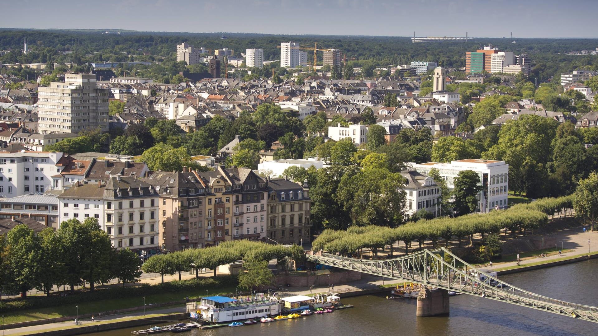 Blick auf das Museumsufer in Sachsenhausen: Frankfurt am Main hat ein vielfältiges und umfangreiches Kollektiv an Museen.