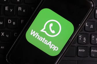 Das Logo von WhatsApp auf einem Smartphone: Milliarden Menschen nutzen täglichen den Messenger (Symbolbild).