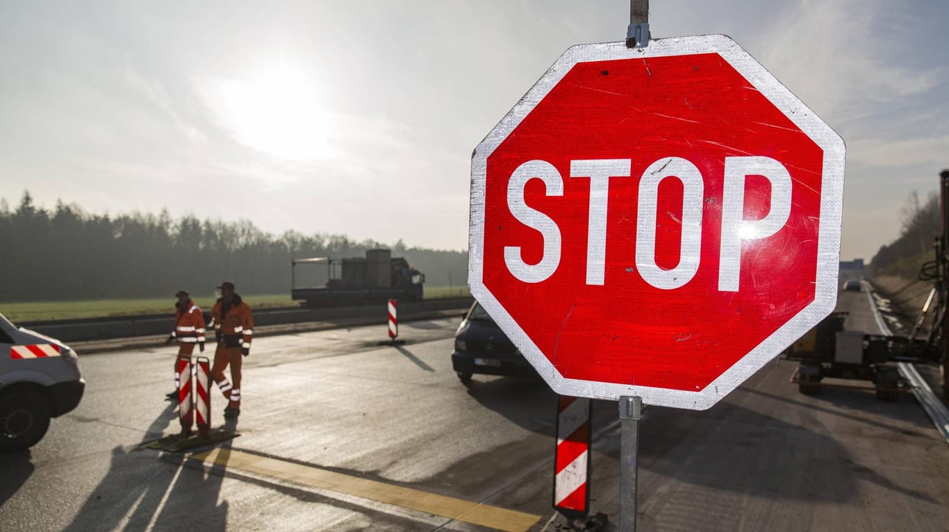 Ein Stop-Schild auf einer Autobahn: Die A40 zwischen Essen und Duisburg soll bald auf sechs Spuren ausgeweitet werden.