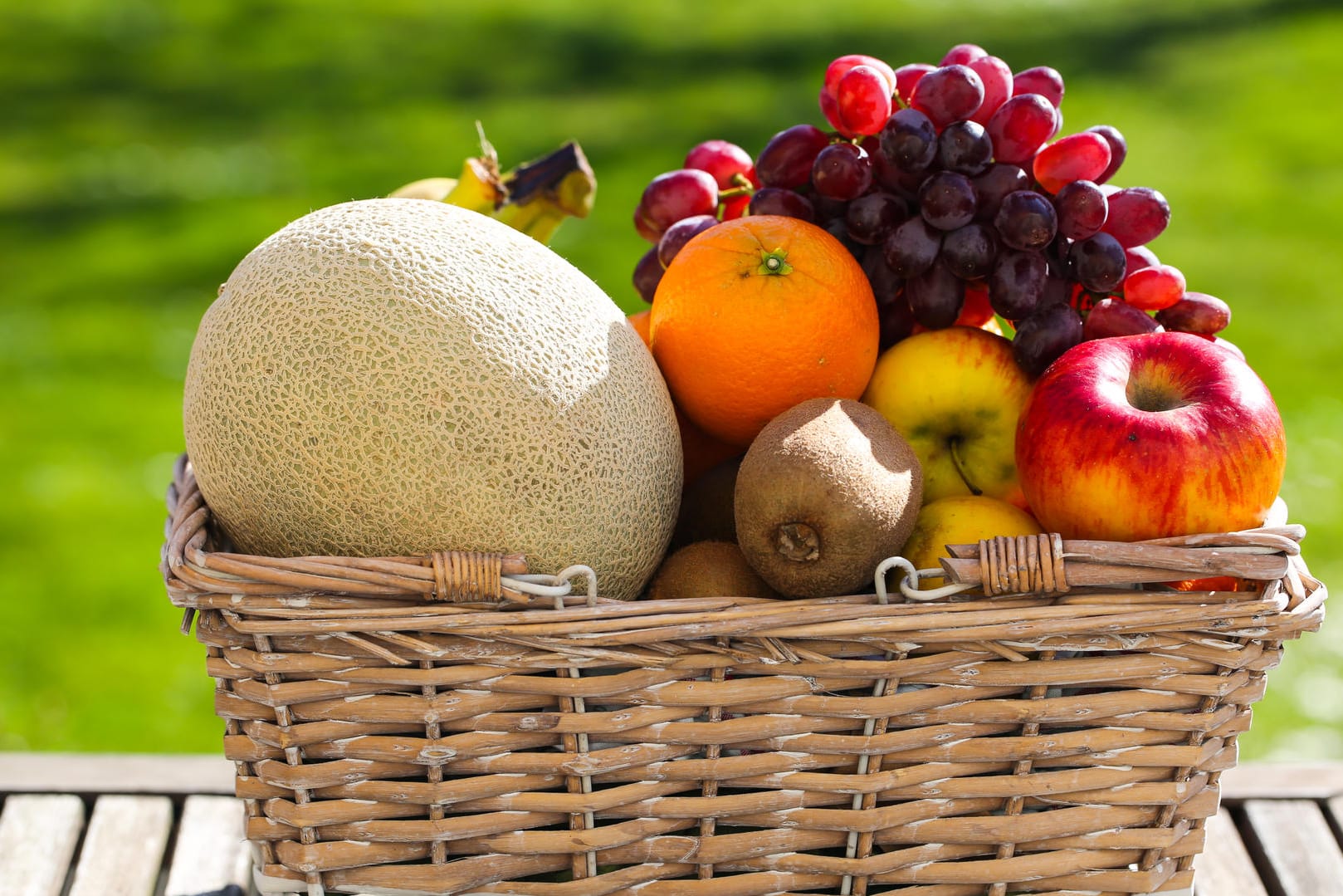 Obstkorb: Nicht alle Früchte sollten vor dem Verzehr gewaschen werden.