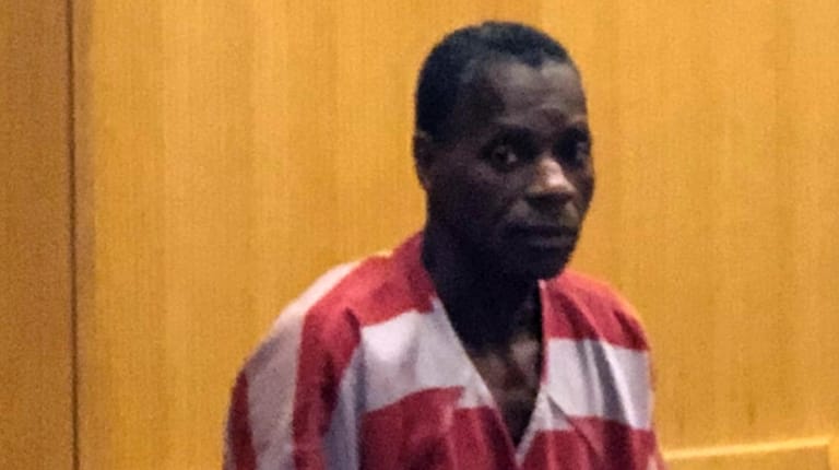 Alvin Kennard sitzt bei seiner Anhörung in einem Gerichtssaal: Nach mehr als 35 Jahren im Gefängnis ist er wieder auf freien Fuß gesetzt worden.