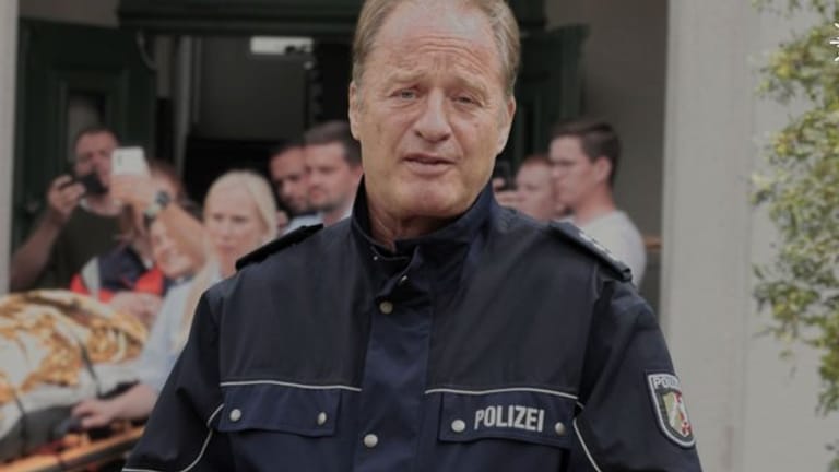 In seiner Paraderolle als "Hausmeister Krause" wirbt Komiker Tom Gerhardt gegen Gaffer und für mehr Respekt für die Polizei und andere Einsatzkräfte.