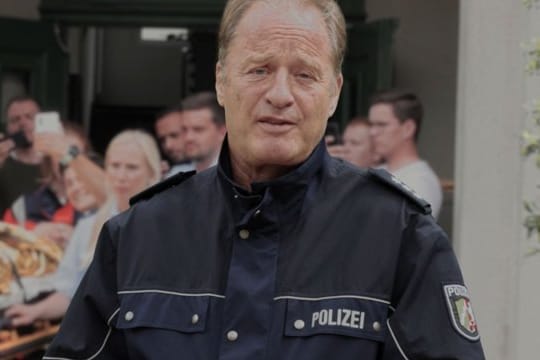 In seiner Paraderolle als "Hausmeister Krause" wirbt Komiker Tom Gerhardt gegen Gaffer und für mehr Respekt für die Polizei und andere Einsatzkräfte.