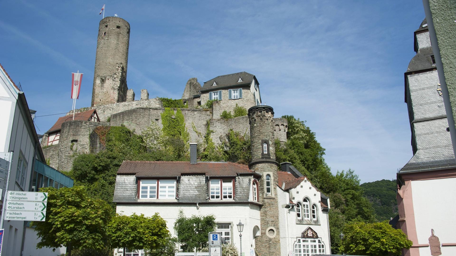 Der Neufvilleturm, eine Kopie der mittelalterlichen Burg, mit der neugotischen Pfarrkirche: Der Blick vom Turm ist einzigartig.