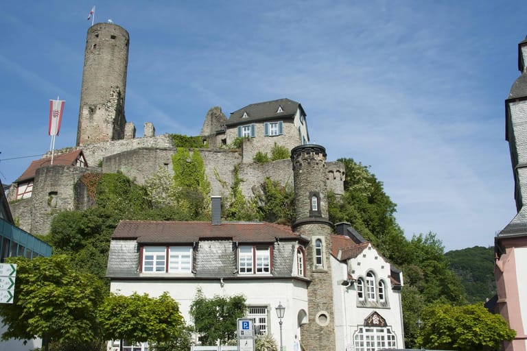 Der Neufvilleturm, eine Kopie der mittelalterlichen Burg, mit der neugotischen Pfarrkirche: Der Blick vom Turm ist einzigartig.