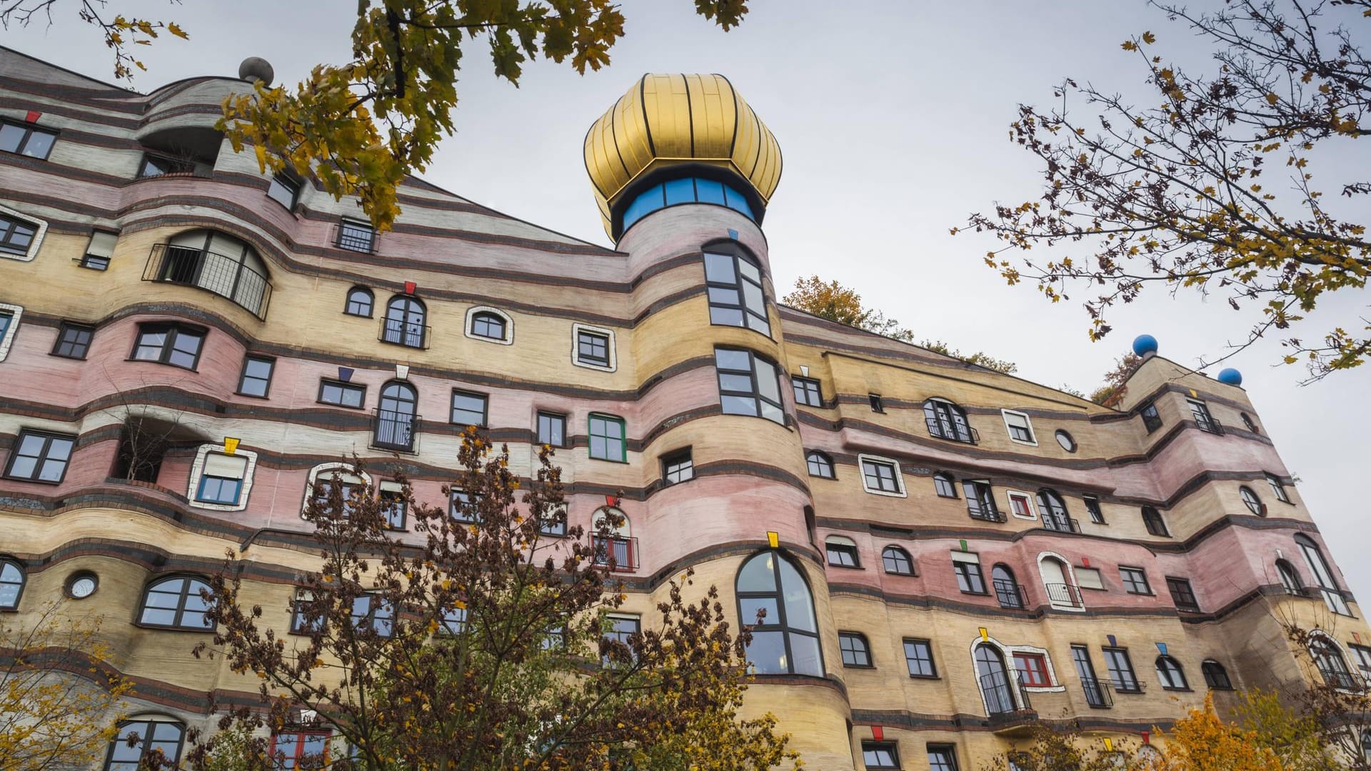 Die Waldspirale: Das Gebäude wurde vom bekannten Hundertwasser gestaltet.