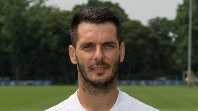 Ex-Bundesligaprofi Emir Spahic verletzte sich schwer bei einem Autounfall. Ex-Bundesligaprofi Emir Spahic verletzte sich schwer bei einem Autounfall.
