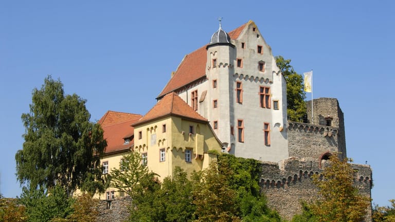 Wehrmauer und Palas der Alten Burg Alzenau: Die Burg steht auf einer Anhöhe und ragt aus der Landschaft hervor.