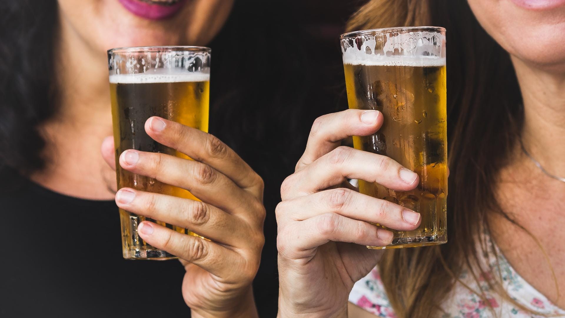 Zwei Frauen halten jeweils ein Bierglas hoch: In Karlsruhe findet die 18. Bierbörse statt.