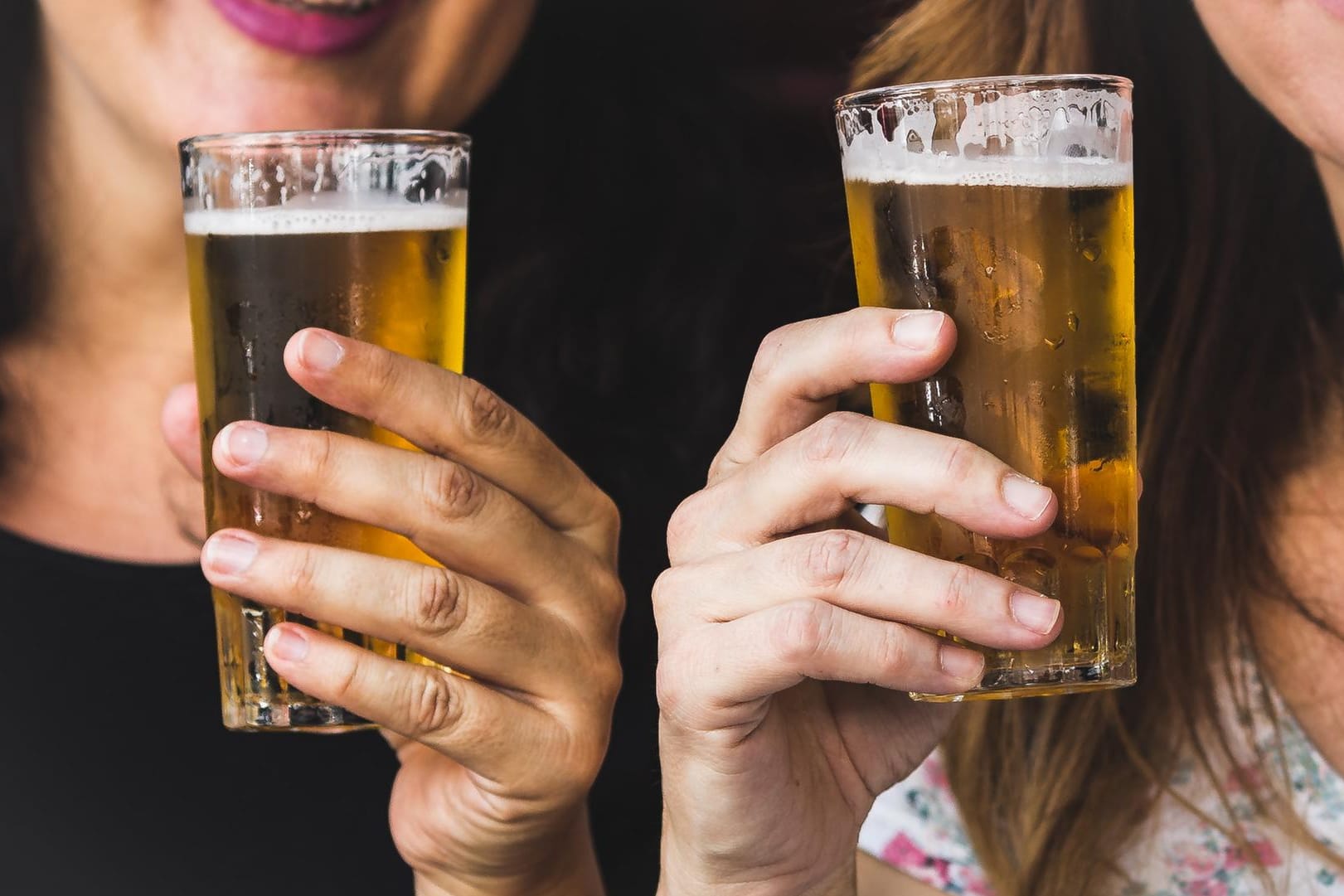 Zwei Frauen halten jeweils ein Bierglas hoch: In Karlsruhe findet die 18. Bierbörse statt.