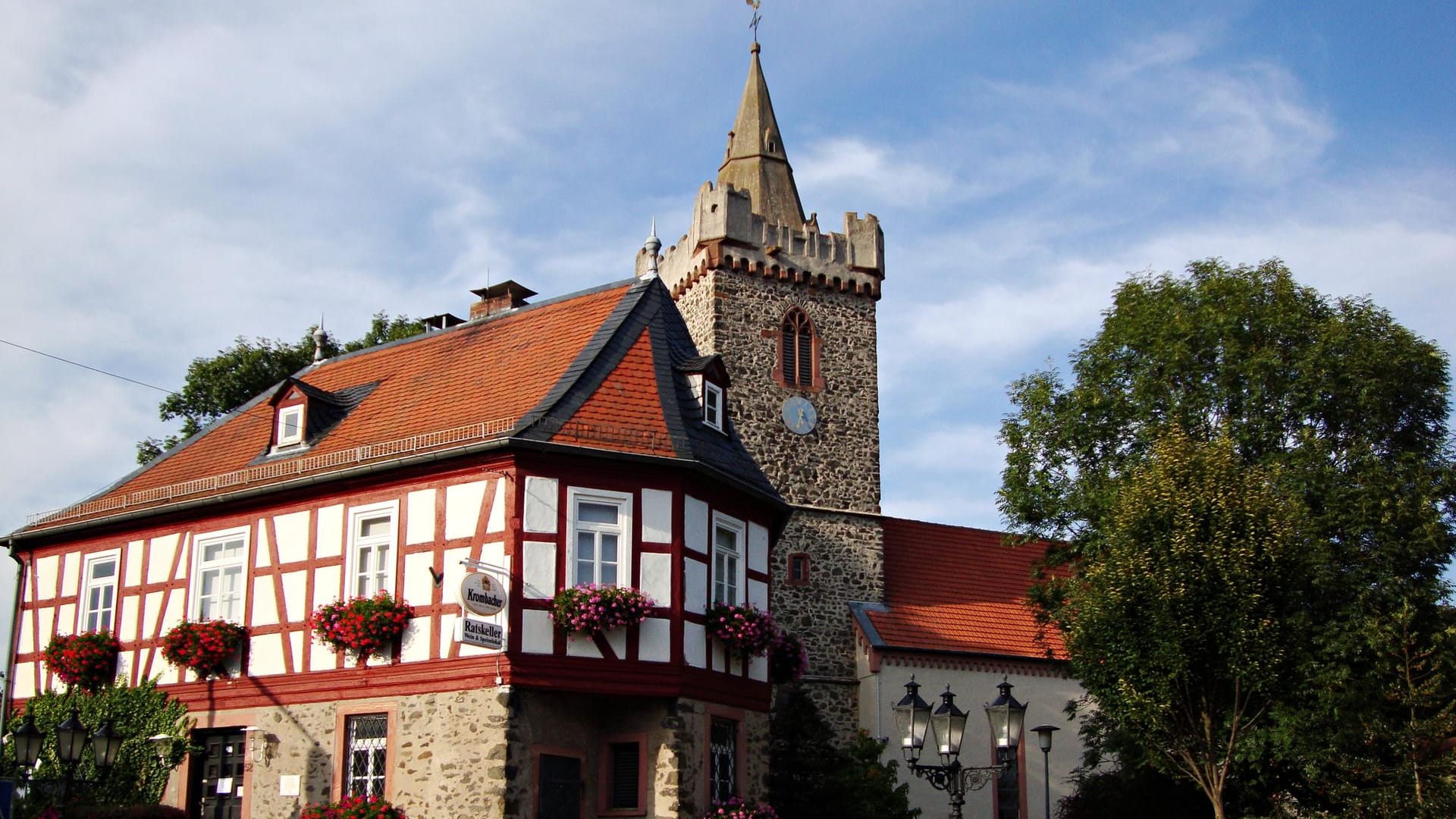 Das Rathaus und die Jakobuskirche in Bruchköbel: Die Mischung beider Stile harmoniert hervorragend.