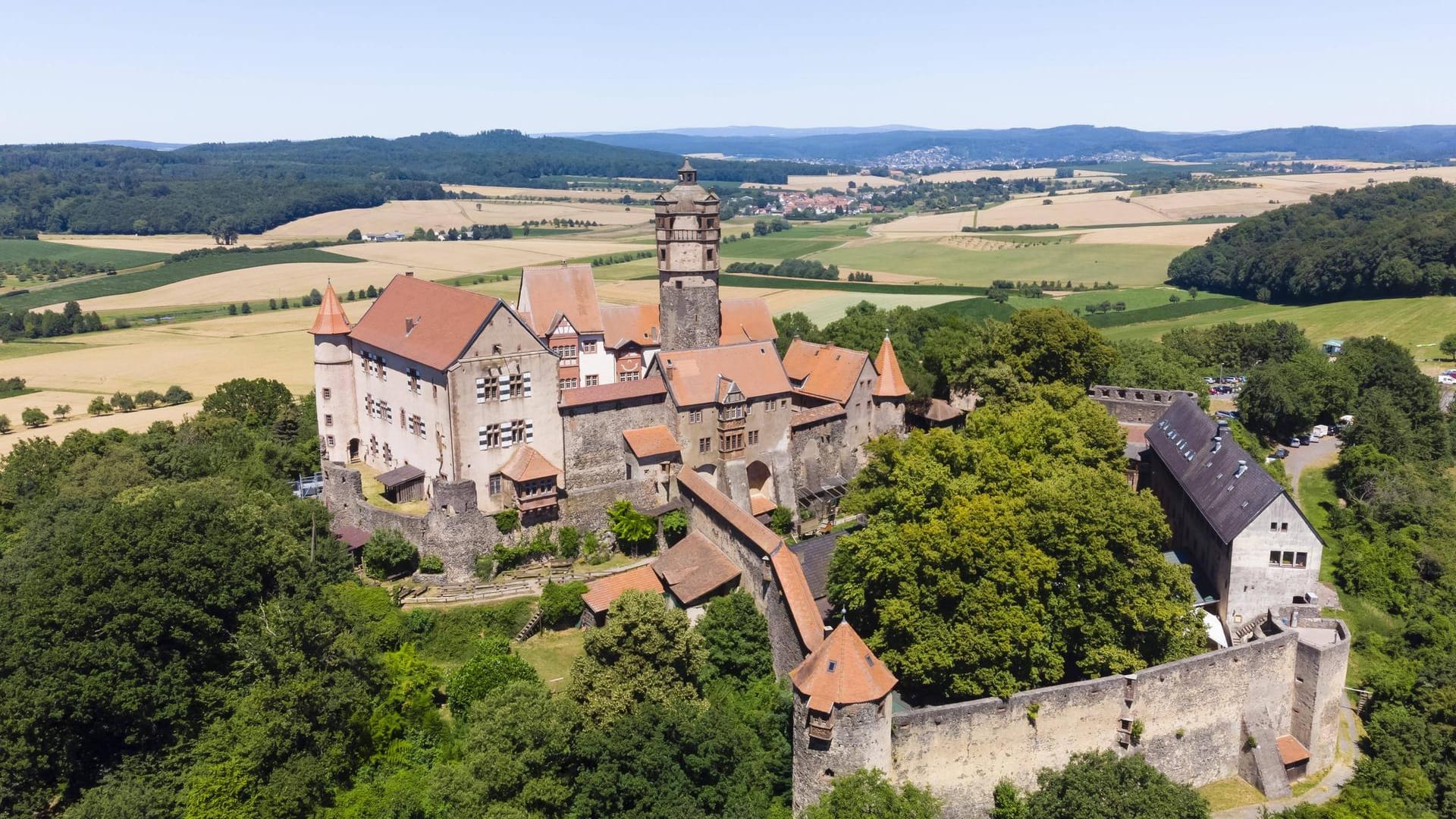 Luftaufnahme der Ronneburg: Regelmäßig finden hier Ritterfeste und mittelalterliche Märkte statt.