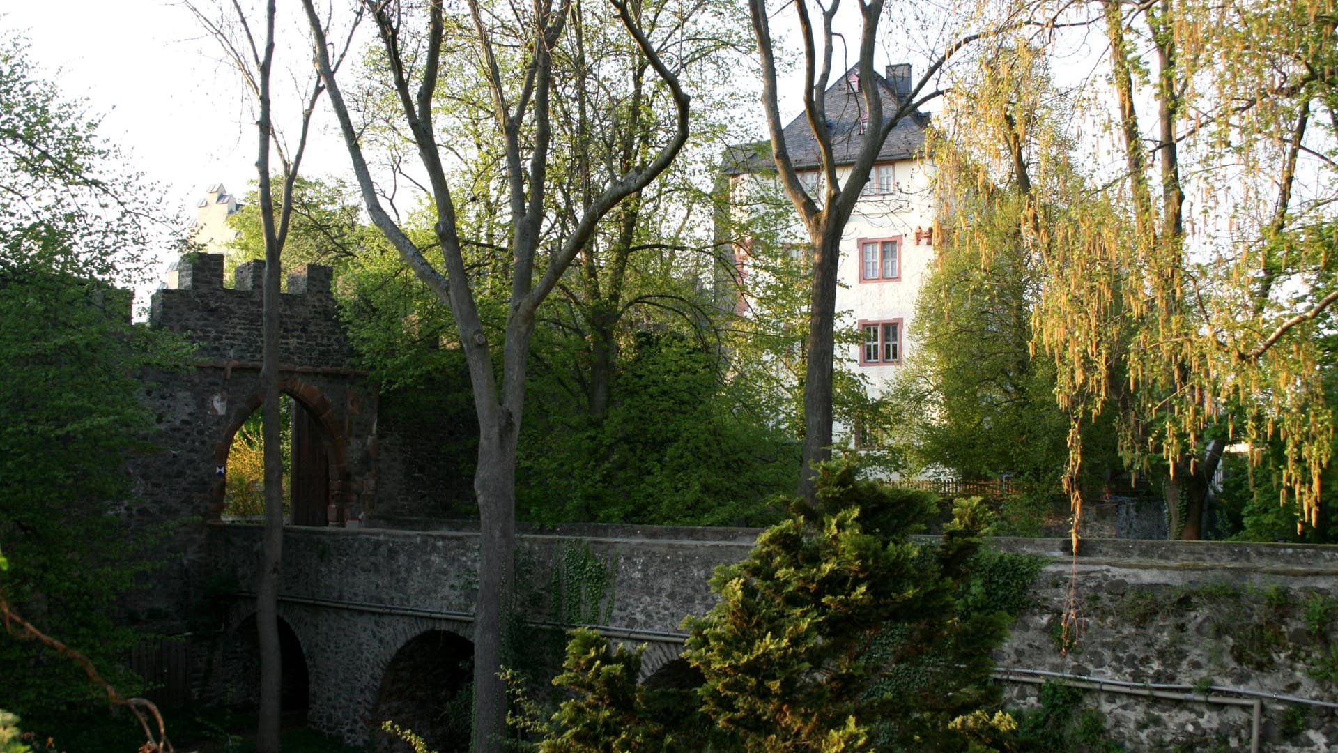 Das Schloss Bingenheim: Umgeben war die Stadt Echzell östlich von Frankfurt mit einem Graben. Und zwar dem Haingraben.