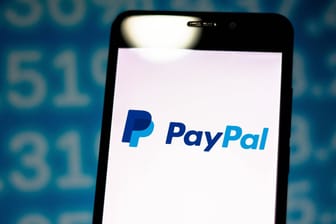 Das Logo von PayPal auf einem Smartphone: Wer beim Online-Kauf mit dem Dienst zahlen will, sollte die Zahlart "Freunde & Familie" meiden.