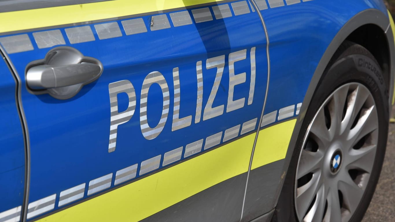 Ein Streifenwagen der Polizei: Der Überfall auf einen Geldtransporter bei Karlsruhe war offenbar ein Fake.