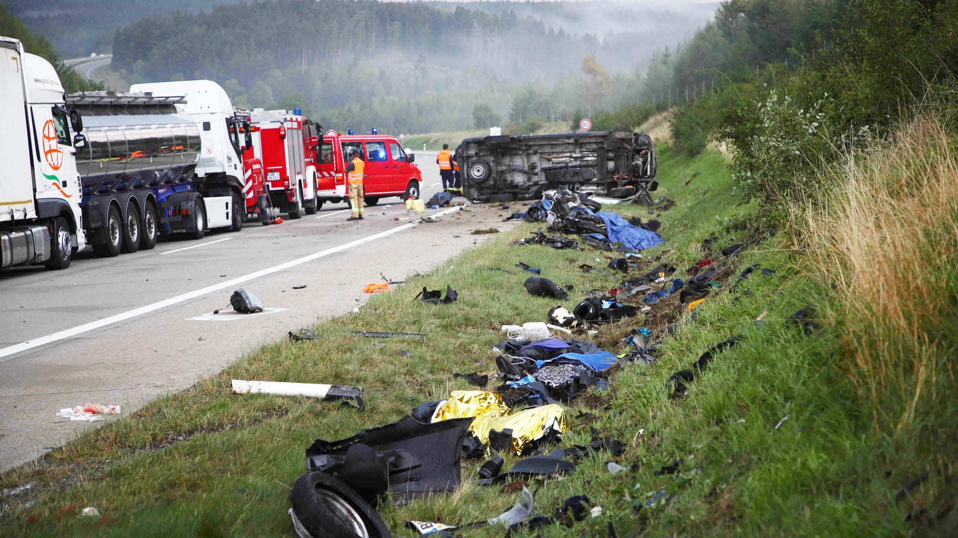 Trümmerteile an der Unfallstelle auf der A9: Vier Motorradfahrer sind gestorben.