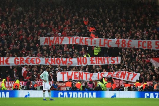In Liverpool protestierten die mitgereisten Fans des FC Bayern gegen die zu hohen Eintrittspreise.