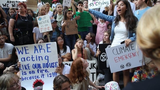 Greta Thunberg (M unten) nimmt in New York an einer Demonstration teil. Greta Thunberg (M unten) nimmt in New York an einer Demonstration teil.