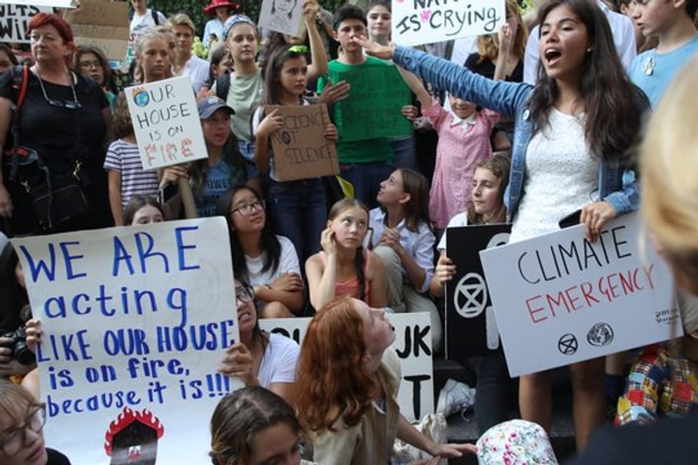 Greta Thunberg (M unten) nimmt in New York an einer Demonstration teil.