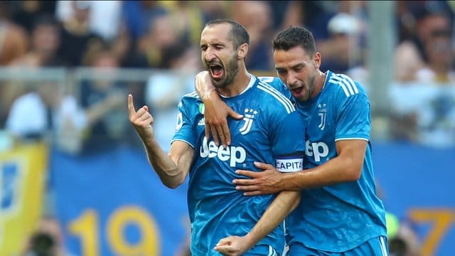 Giorgio Chiellini (l) wird Juve länger fehlen.