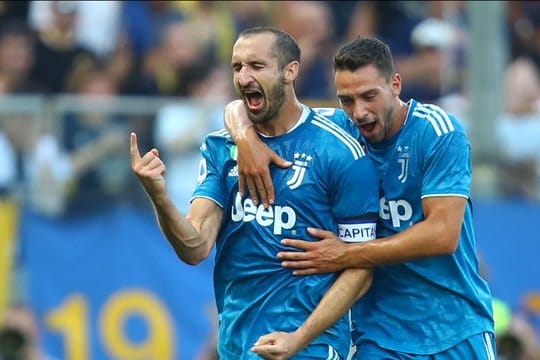 Giorgio Chiellini (l) wird Juve länger fehlen.