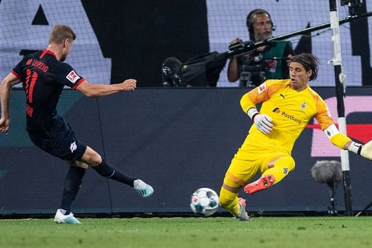 Der Leipziger Timo Werner (l) schnürte einen Dreierpack.