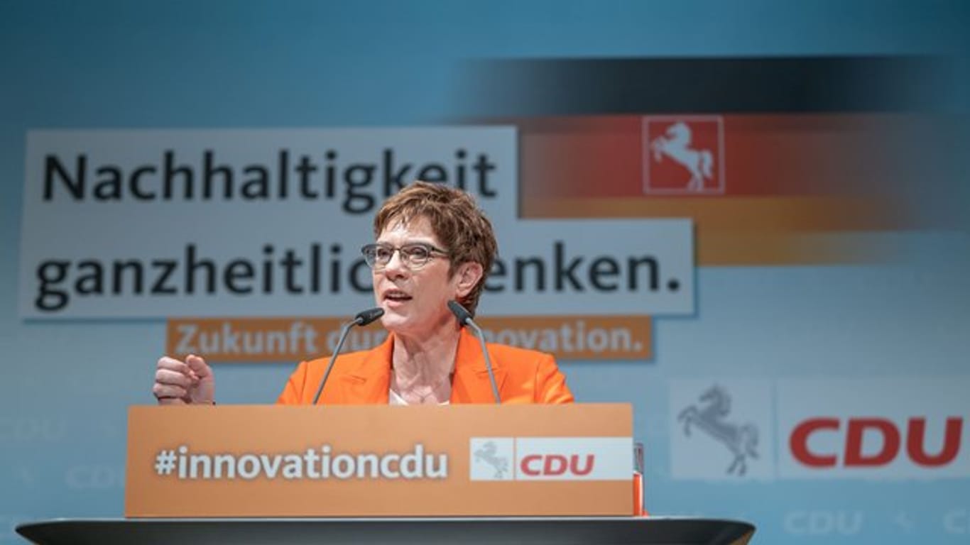 Annegret Kramp-Karrenbauer während ihrer Rede beim Landesparteitag der CDU Niedersachsen in Celle.