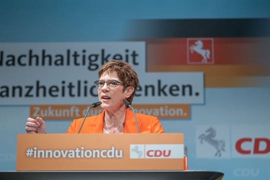 Annegret Kramp-Karrenbauer während ihrer Rede beim Landesparteitag der CDU Niedersachsen in Celle.