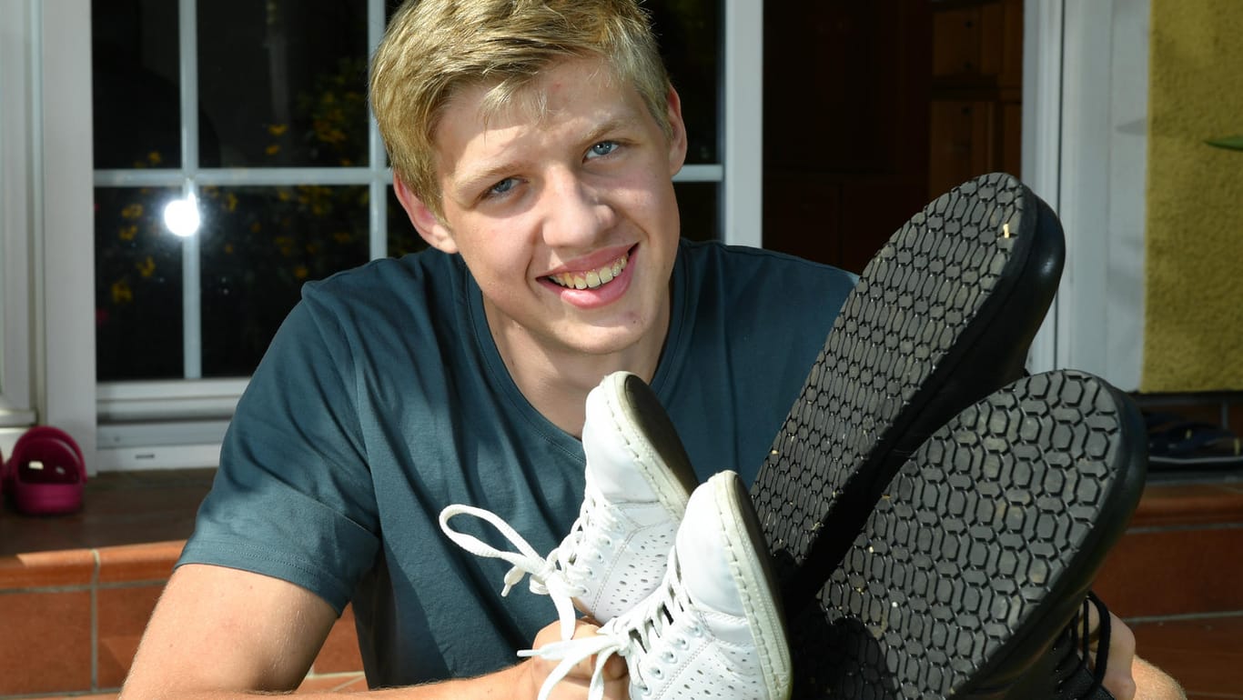 Lars Motza mit einem Paar Schuhe der Größe 57: Der 16-jährige Berliner hat es mit der Größe seiner Füße ins Guinness-Buch der Rekorde geschafft.