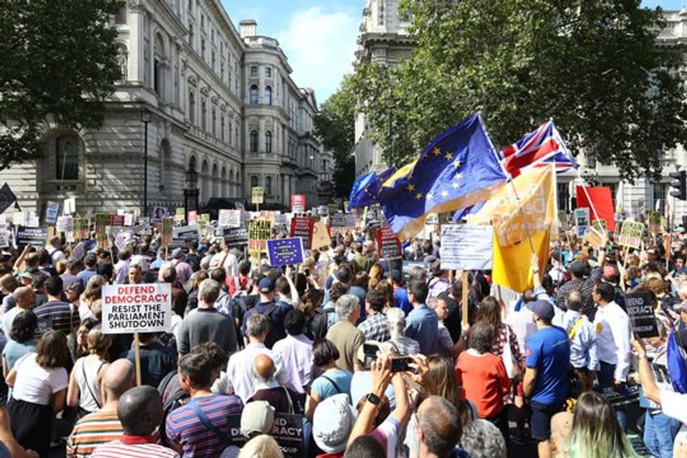 In London wird gegen die Zwangspause des britischen Parlaments demonstriert.