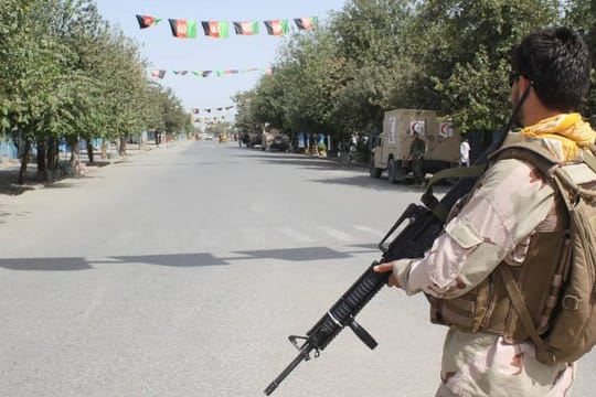 Ein Soldat sichert eine Straße in Kundus.